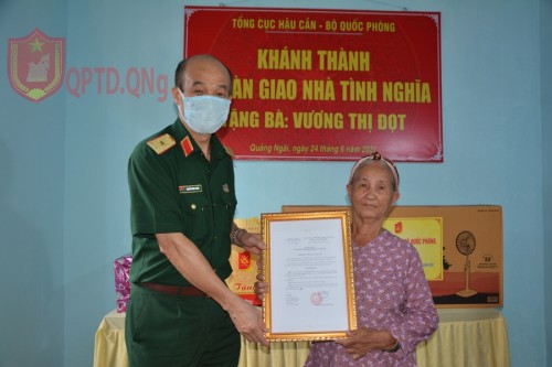 Tổng Cục Hậu cần - Bộ Quốc phòng bàn giao 03 ngôi nhà và tặng quà tại Quảng Ngãi