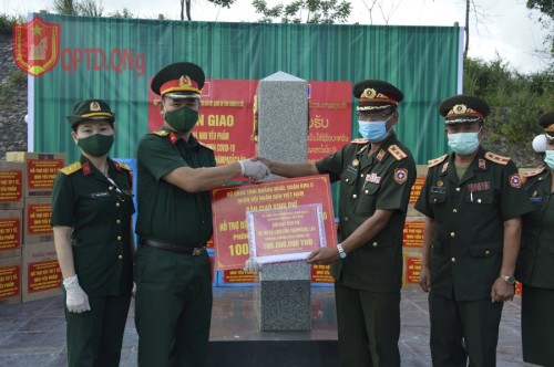  Trao tặng trang thiết bị, vật tư y tế cho Bộ Chỉ huy Quân sự tỉnh Chăm Pa Sắc