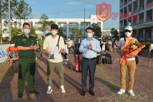 UBND Thành Phố Quảng Ngãi trao giấy chứng nhận đã hoàn thành thời gian cách ly y tế 