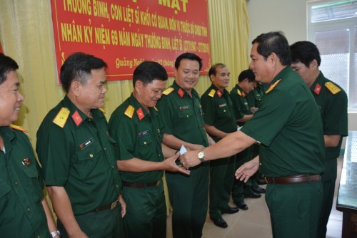 Bộ Chỉ huy quân sự tỉnh tổ chức gặp mặt động viên, tặng quà các đồng chí thương binh, con liệt sĩ