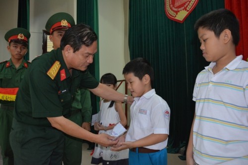 Bộ CHQS tỉnh Trao quà cho các cháu học sinh giỏi năm học 2015 - 2016