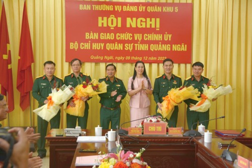 HỘI NGHỊ BÀN GIAO CHỨC VỤ CHÍNH ỦY BỘ CHỈ HUY QUÂN SỰ TỈNH QUẢNG NGÃI