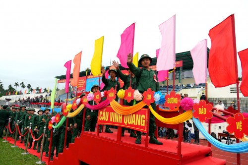 THANH NIÊN THÀNH PHỐ QUẢNG NGÃI TIẾP BƯỚC CHA ANH LÊN ĐƯỜNG NHẬP NGŨ