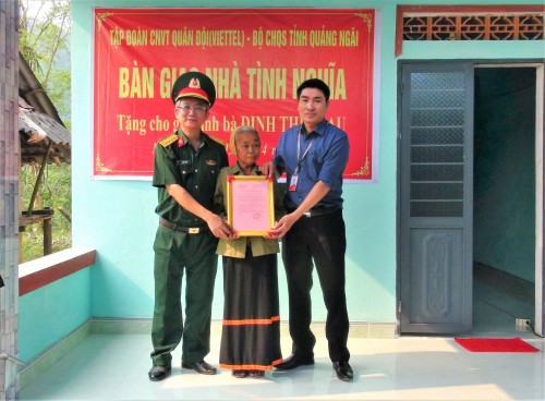 BÀN GIAO NHÀ TÌNH NGHĨA CHO GIA ĐÌNH CHÍNH SÁCH