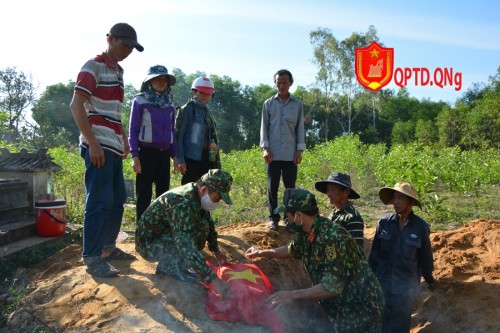 Ban CHQS huyện Sơn Tịnh cất bốc và an táng hài cốt liệt sĩ hy sinh trong kháng chiến chống Mỹ