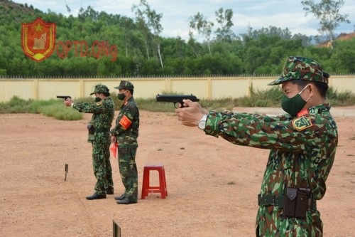 Kiểm tra sĩ quan bắn đạn thật súng K54