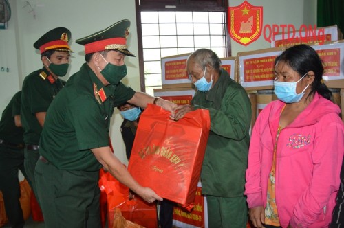 Quân khu 5 tặng quà, khám bệnh, cấp thuốc miễn phí giúp đồng bào vùng khó khăn tại Quảng Ngãiãi