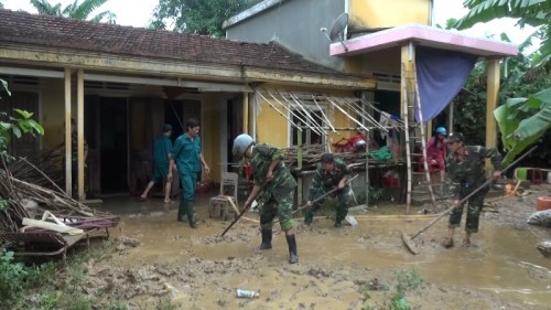 LLVT Quân khu 5 giúp dân khắc phục hậu quả lũ lụt.