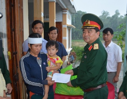 Quân khu 5 thăm, tặng quà cho gia đình nạn nhân thiệt mạng trong cơn bão số 12 tại Quảng Ngãi