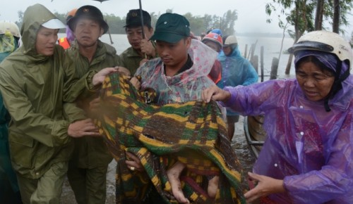 Trong lũ dữ càng sáng tình quân dân