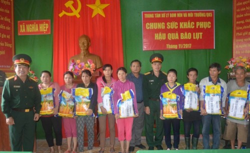 Trung tâm xử lý bom mìn Quân khu 5 tặng gạo cho bà con vùng lũ tại Quảng Ngãi.