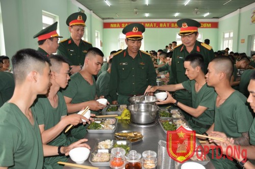 Thăm, động viên chiến sĩ mới nhập ngũ năm 2024 tại Sư đoàn BB 307