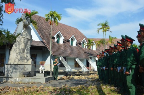 Chiến sĩ mới hành quân về nguồn