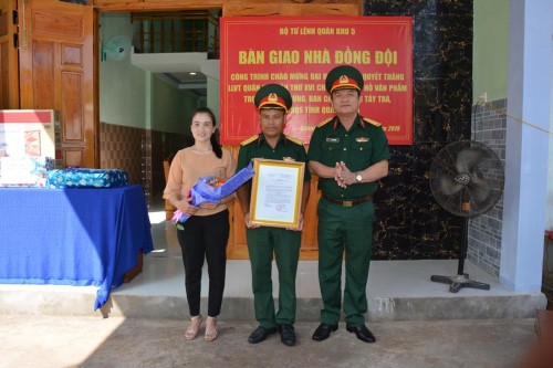 Quân khu 5 bàn giao nhà đồng đội