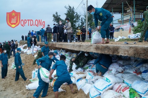 LLVT Quảng Ngãi giúp dân chắn đê, ngăn chặn triều cường
