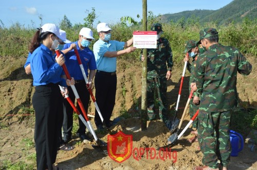 Ngân hàng Agribank Chi nhánh  Quảng Ngãi tổ chức chương trình trồng cây “Agribank-Vì tương lai xanh - Thêm cây thêm sự sống”.