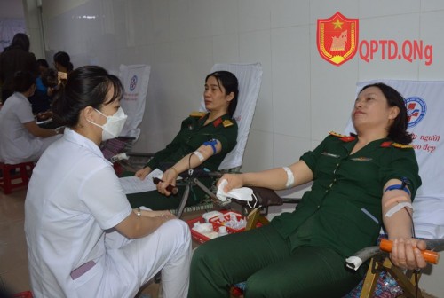 Phụ nữ LLVT tỉnh tham gia chương trình hiến máu tình nguyện 