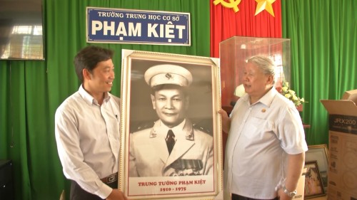 Gia đình Trung tướng Phạm Kiệt trao tặng vật chất cho các trường học trên địa bàn tỉnh