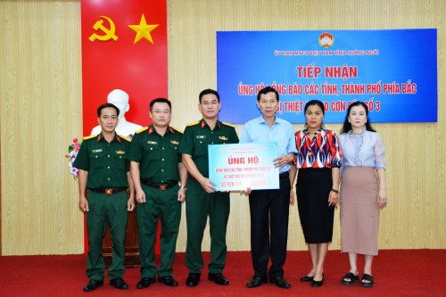 BỘ CHQS TỈNH QUẢNG NGÃI TRAO TIỀN ỦNG HỘ ĐỒNG BÀO MIỀN BẮC KHẮC PHỤC HẬU QUẢ CƠN BÃO SỐ 3