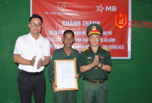 Bàn giao kinh phí hỗ trợ xây dựng nhà “Đại đoàn kết hộ nghèo.