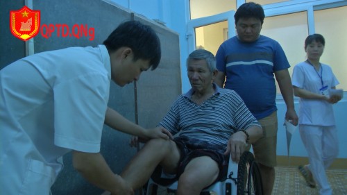 Bệnh viện Quân y 17, Cục Hậu cần quân khu 5 phối hợp cùng Bệnh xá B21 tổ chức khám bệnh và tư vấn cho bà nhân dân trên địa bàn thành phố Quảng Ngãi.