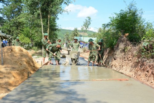 Trung đoàn 887 làm đường bê tông nông thôn cho nhân dân huyện Nghĩa Hành