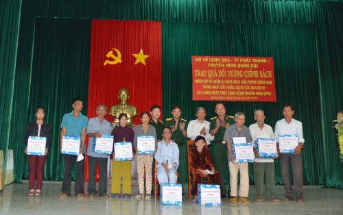 Trung tâm Phát thanh truyền hình Quân đội phối hợp  Cục Chính trị Quân khu 5 tặng quà cho gia đình chính sách