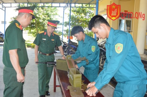Bộ CHQS tỉnh kiểm tra các Tiểu đội dân quân thường trực  huyện Bình Sơn.