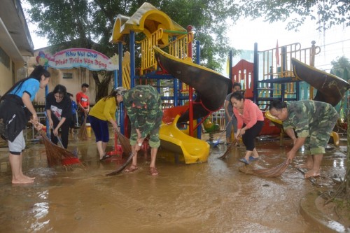 .  Bộ CHQS Tỉnh Quảng Ngãi triển khai lực lượng giúp dân khắc phục hậu quả do mưa lũ.