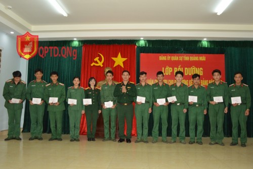 ĐẢNG ỦY QUÂN SỰ TỈNH BỒI DƯỠNG LÝ LUẬN CHÍNH TRỊ CHO ĐỐI TƯỢNG KẾT NẠP ĐẢNG.