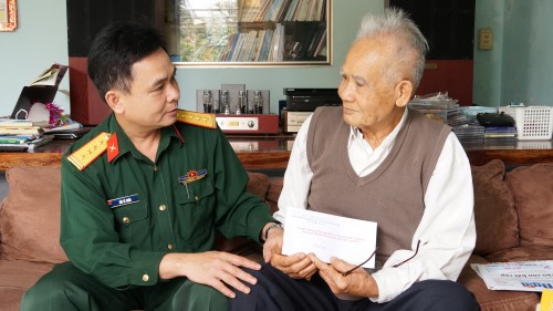 Bộ Chỉ huy Quân sự (CHQS) tỉnh thăm, tặng quà nguyên lãnh đạo Bộ CHQS tỉnh qua các thời kỳ trên địa bàn tỉnh.