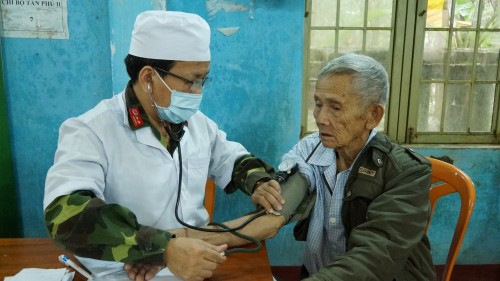 Bộ CHQS tỉnh Quảng Ngãi khám, cấp thuốc cho người dân vùng lũ