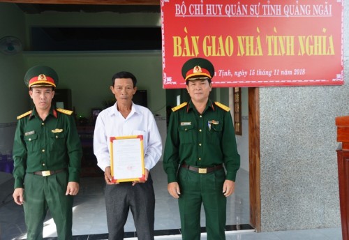 Bàn giao nhà tình nghĩa cho quân nhân xuất ngũ có hoàn cảnh khó khăn về nhà ở.  