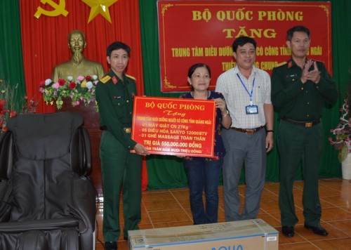 Bộ quốc phòng trao tặng trang thiết bị cho Trung tâm Điều dưỡng người có công tỉnh Quảng Ngãi