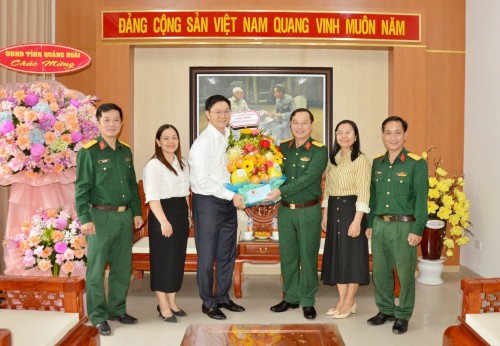 ĐẢNG ỦY- BỘ CHQS TỈNH QUẢNG NGÃI THĂM, CHÚC MỪNG NGÀY NHÀ GIÁO VIỆT NAM