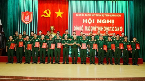 ĐẢNG ỦY - BỘ CHQS TỈNH QUẢNG NGÃI: CÔNG BỐ, TRAO QUYẾT ĐỊNH CÔNG TÁC CÁN BỘ SAU KHI TỔ CHỨC SẮP XẾP CƠ QUAN QUÂN SỰ ĐỊA PHƯƠNG