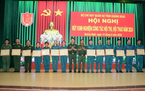 BỘ CHQS TỈNH KHEN THƯỞNG CÁC CÁ NHÂN CÓ THÀNH TÍCH XUẤT SẮC TRONG HỘI THI, HỘI THAO VÀ LIÊN HOAN TRUYỀN HÌNH TOÀN QUÂN LẦN THỨ XIV