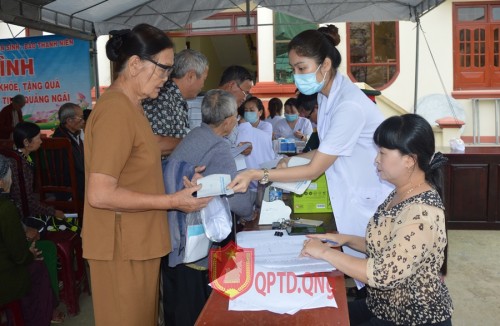 Bệnh viện quân đội 175 khám chữa bệnh, tặng quà cho người dân tại Quảng Ngãi.