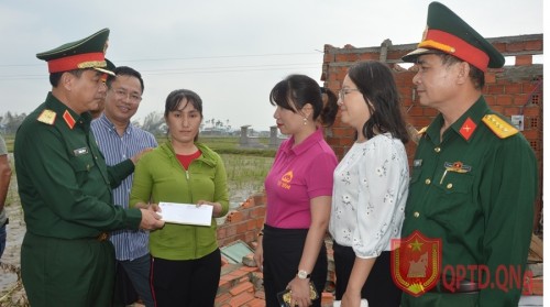 Quân khu 5: Tặng hơn 1.000 xuất quà cho người dân  Quảng Ngãi thiệt hại nặng sau bão lũ.