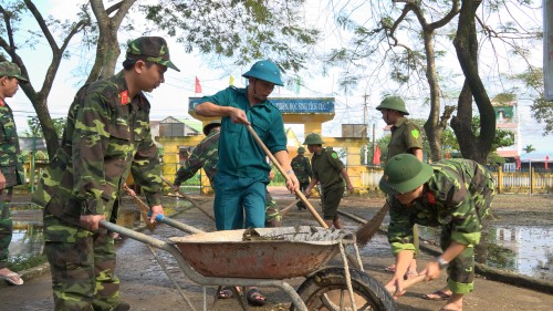 Bộ Chỉ huy quân sự tỉnh đã điều động hơn 100 cán bộ, chiến sỹ xuống cùng dân khắc phục hậu quả mưa lũ 