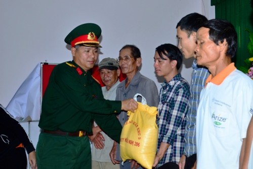Đoàn kinh tế quốc phòng 206 quân khu 5 thăm tặng quà lũ lụt tại Quảng Ngãi