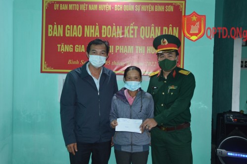 Ủy ban MTTQ Việt Nam và Ban CHQS huyện Bình Sơn  bàn giao nhà “Đại đoàn kết”