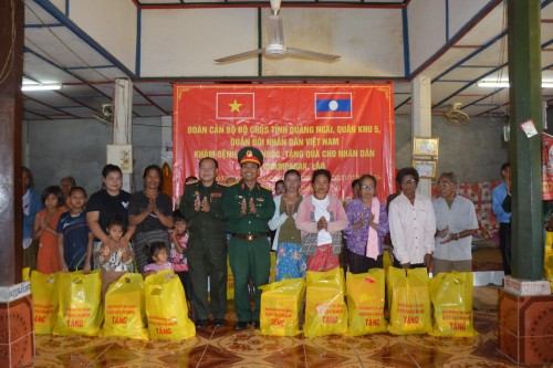BỘ CHQS TỈNH QUẢNG NGÃI THĂM, TẶNG QUÀ KHÁM CHỮA BỆNH, CẤP PHÁT THUỐC MIỄN PHÍ CHO NHÂN DÂN TỈNH CHAMPASAK LÀO.