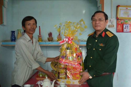 Bộ CHQS tỉnh  tặng quà cho các gia đình, quân nhân hiện đang công tác ở Trường Sa