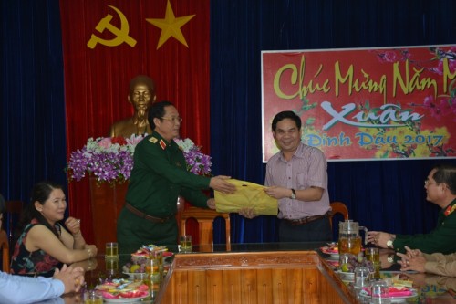 Quân khu 5 tặng quà tết cho các gia đình chính sách trên địa bàn tỉnh Quảng Ngãi