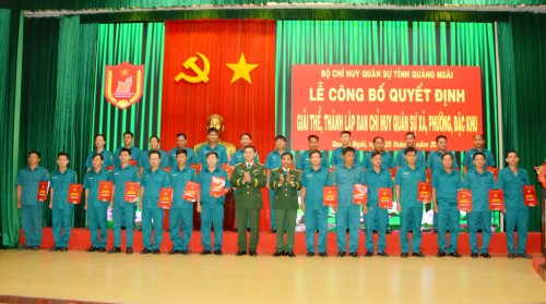 BỘ CHQS TỈNH QUẢNG NGÃI CÔNG BỐ QUYẾT ĐỊNH GIẢI THỂ, THÀNH LẬP MỚI BAN CHỈ HUY QUÂN SỰ CẤP XÃ