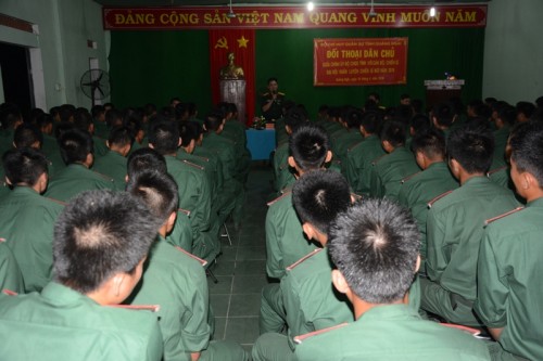 Chính ủy Bộ CHQS tỉnh sinh hoạt với chiến sỹ mới