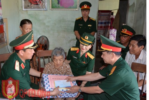 Thăm, tặng quà cho 5 gia đình nữ cựu quân nhân, gia đình chính sách trên địa bàn  tỉnh