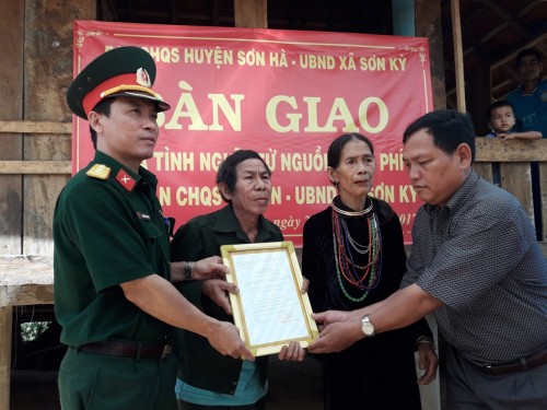 Ban CHQS huyện Sơn Hà: Bàn giao nhà tình nghĩa cho gia đình chính sách tại xã Sơn Kỳ.