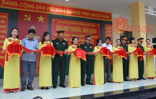 Bộ CHQS tỉnh Quảng Ngãi bàn giao Công trình “Đoàn kết quân dân”.